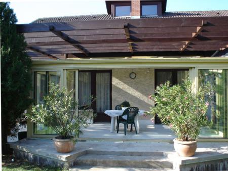 Házhoz épített pergola