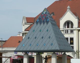 Szinezett üvegek építése a Keszthelyi díszkúton